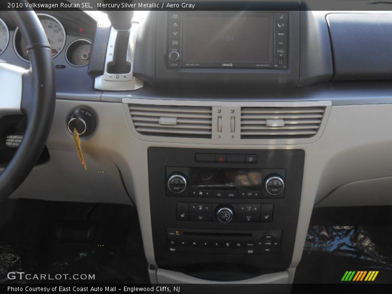 Mercury Silver Metallic / Aero Gray 2010 Volkswagen Routan SEL