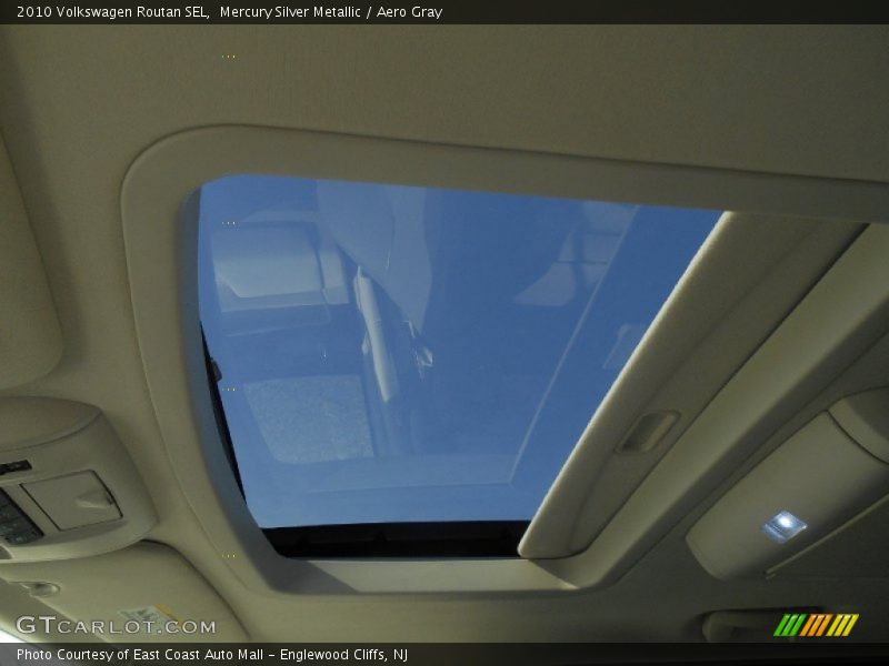 Mercury Silver Metallic / Aero Gray 2010 Volkswagen Routan SEL