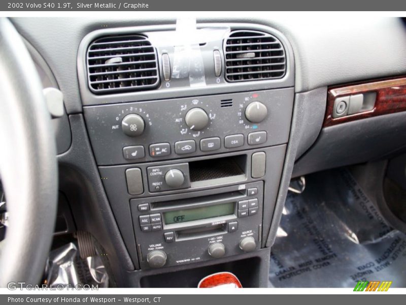 Silver Metallic / Graphite 2002 Volvo S40 1.9T