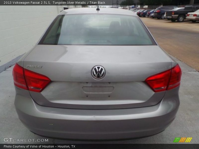 Tungsten Silver Metallic / Titan Black 2013 Volkswagen Passat 2.5L S