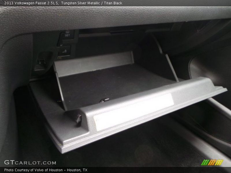 Tungsten Silver Metallic / Titan Black 2013 Volkswagen Passat 2.5L S