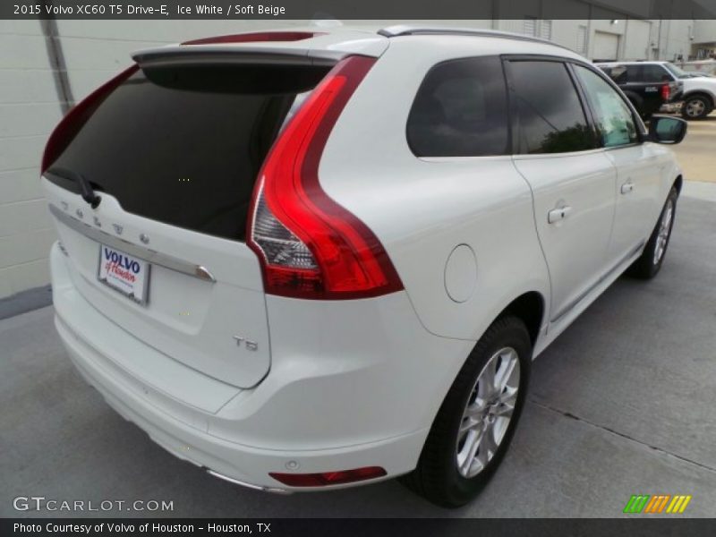 Ice White / Soft Beige 2015 Volvo XC60 T5 Drive-E