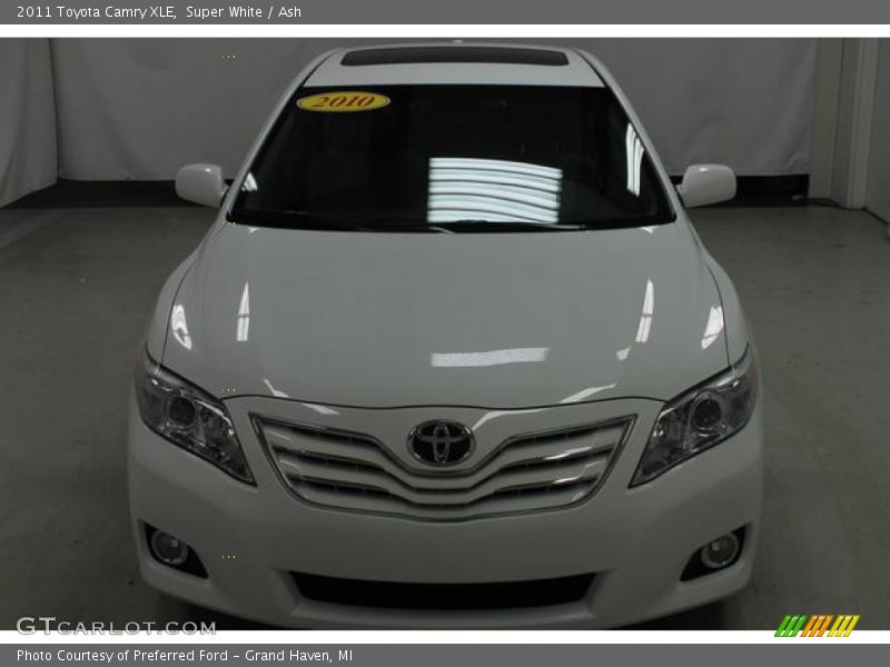 Super White / Ash 2011 Toyota Camry XLE