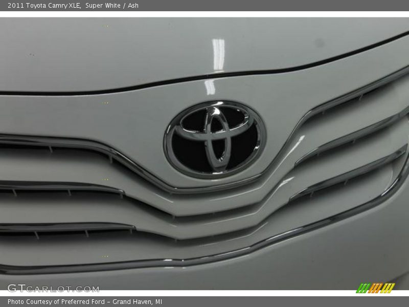 Super White / Ash 2011 Toyota Camry XLE
