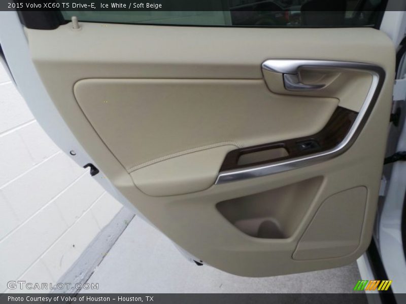 Ice White / Soft Beige 2015 Volvo XC60 T5 Drive-E