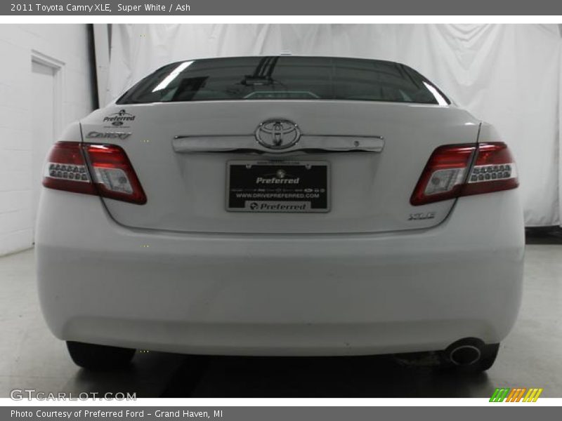 Super White / Ash 2011 Toyota Camry XLE