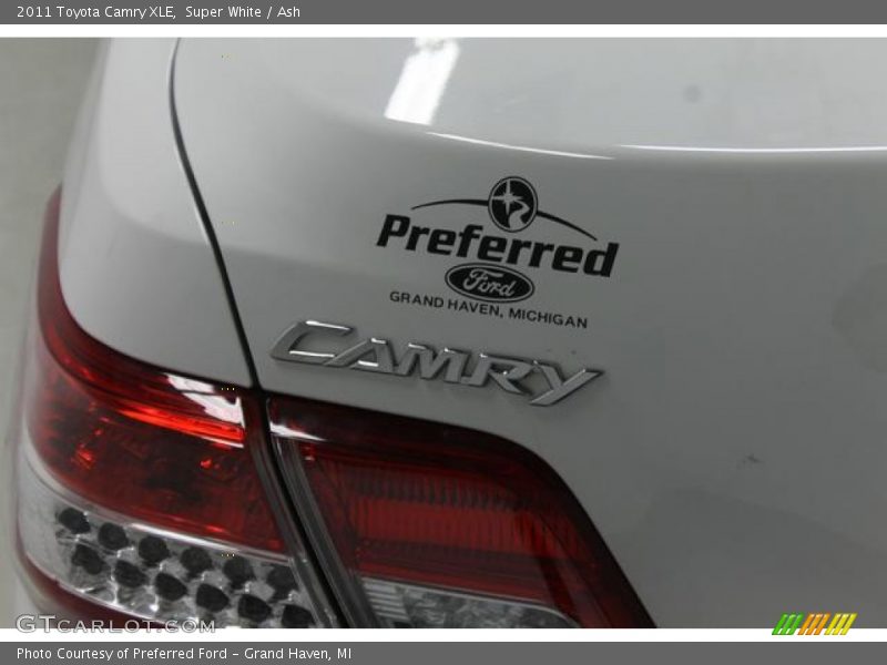 Super White / Ash 2011 Toyota Camry XLE