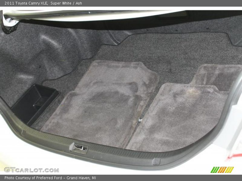 Super White / Ash 2011 Toyota Camry XLE