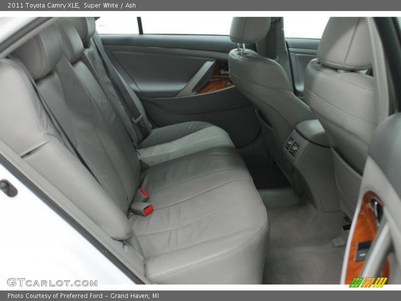 Super White / Ash 2011 Toyota Camry XLE