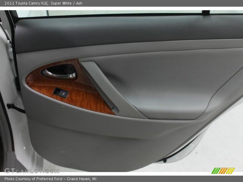 Super White / Ash 2011 Toyota Camry XLE