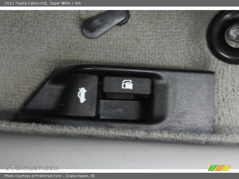 Super White / Ash 2011 Toyota Camry XLE