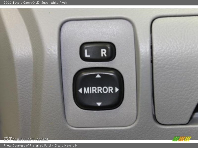 Super White / Ash 2011 Toyota Camry XLE