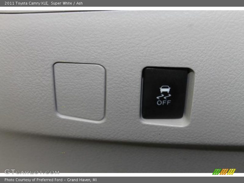 Super White / Ash 2011 Toyota Camry XLE