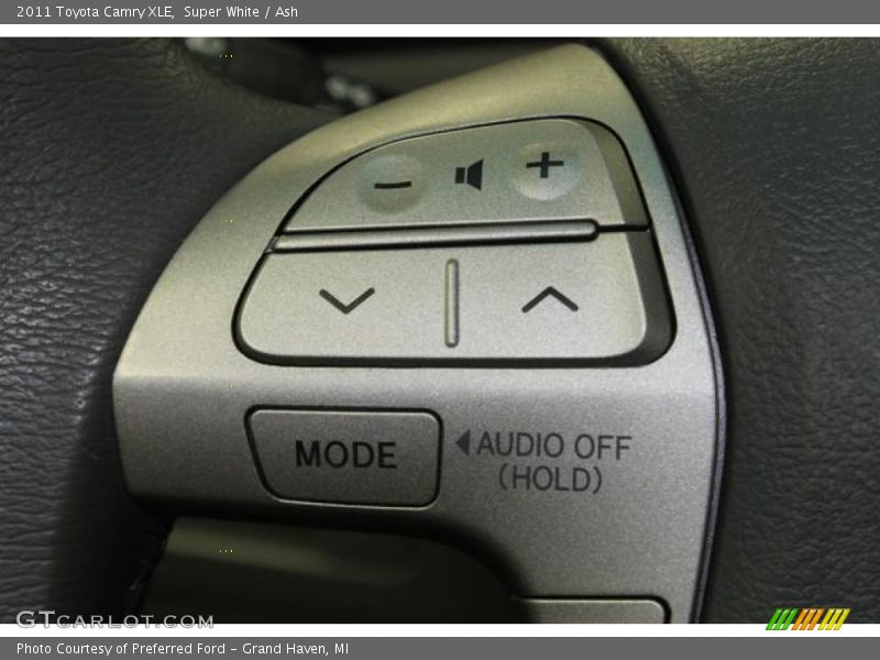 Super White / Ash 2011 Toyota Camry XLE