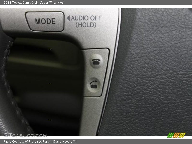 Super White / Ash 2011 Toyota Camry XLE