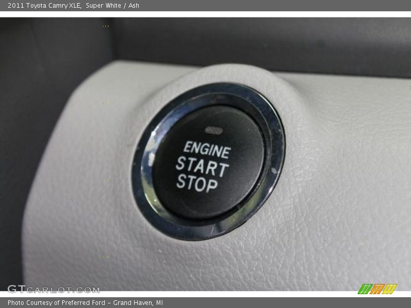 Super White / Ash 2011 Toyota Camry XLE