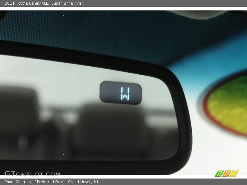 Super White / Ash 2011 Toyota Camry XLE