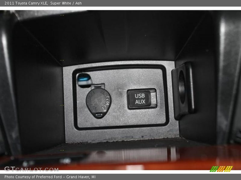 Super White / Ash 2011 Toyota Camry XLE