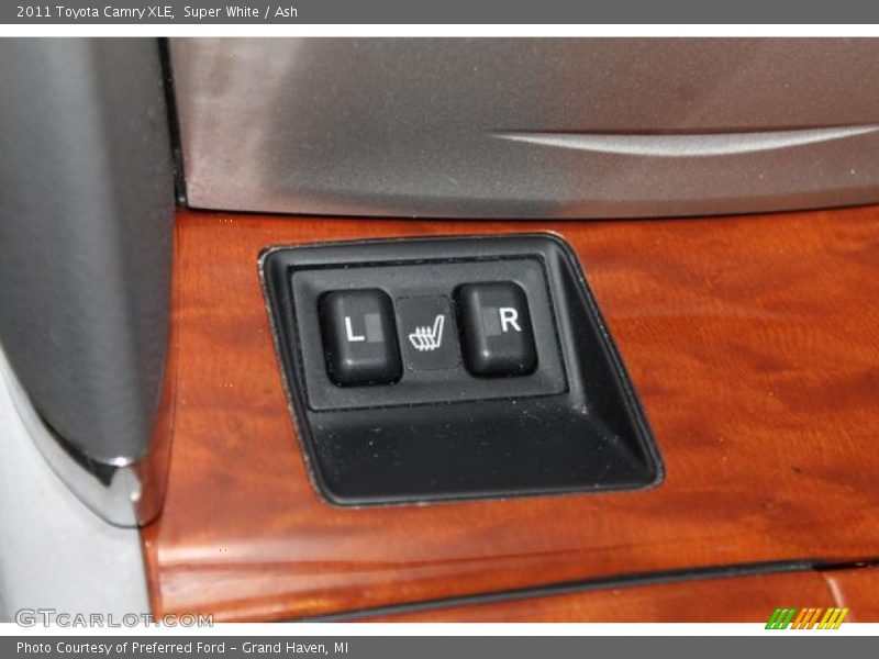 Super White / Ash 2011 Toyota Camry XLE