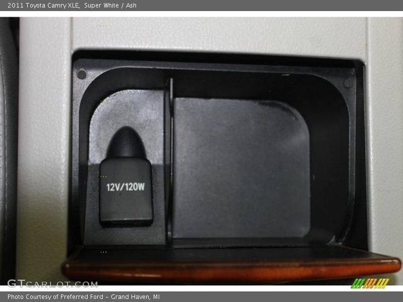 Super White / Ash 2011 Toyota Camry XLE