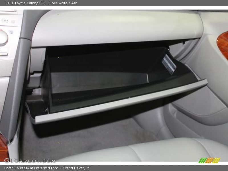 Super White / Ash 2011 Toyota Camry XLE
