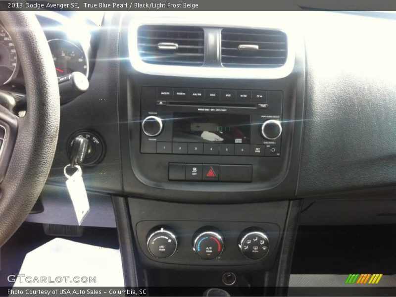 True Blue Pearl / Black/Light Frost Beige 2013 Dodge Avenger SE