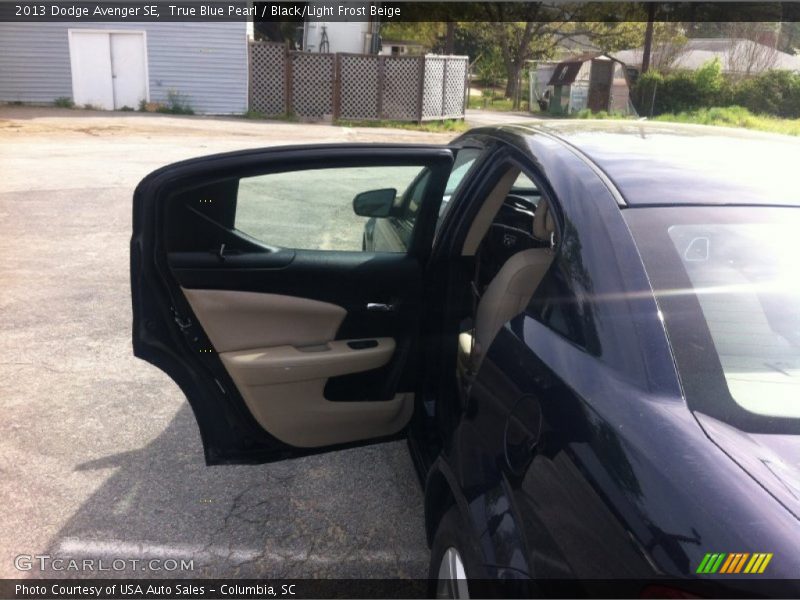True Blue Pearl / Black/Light Frost Beige 2013 Dodge Avenger SE