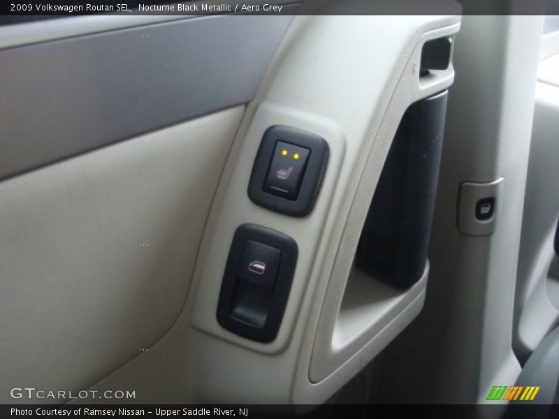 Nocturne Black Metallic / Aero Grey 2009 Volkswagen Routan SEL