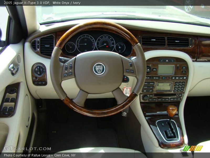 White Onyx / Ivory 2005 Jaguar X-Type 3.0 VDP
