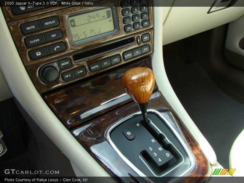 White Onyx / Ivory 2005 Jaguar X-Type 3.0 VDP