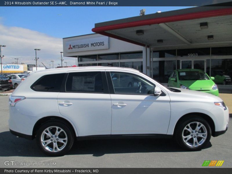 Diamond White Pearl / Beige 2014 Mitsubishi Outlander SE S-AWC