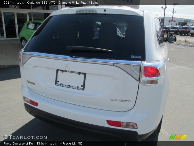 Diamond White Pearl / Beige 2014 Mitsubishi Outlander SE S-AWC