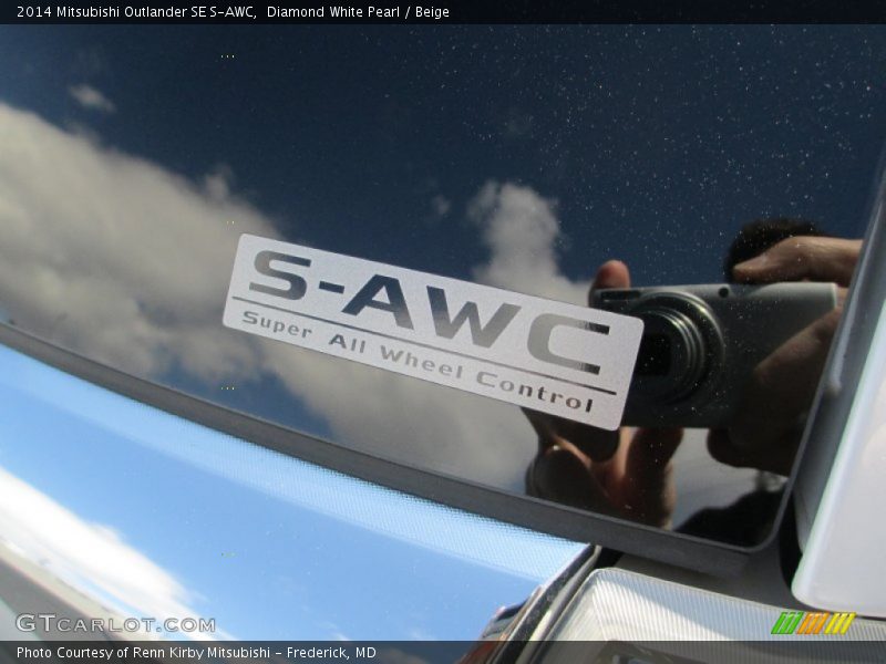 Diamond White Pearl / Beige 2014 Mitsubishi Outlander SE S-AWC