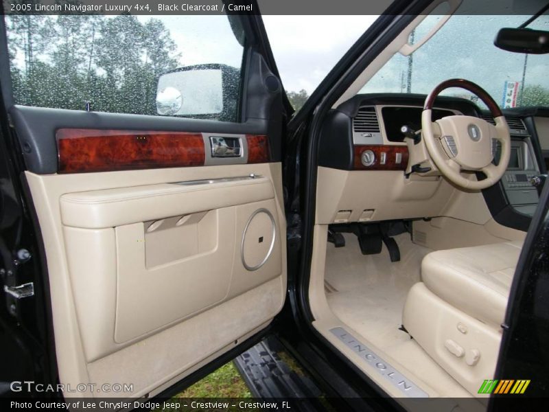 Black Clearcoat / Camel 2005 Lincoln Navigator Luxury 4x4