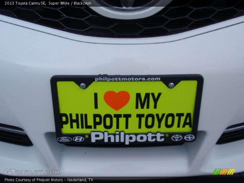 Super White / Black/Ash 2013 Toyota Camry SE