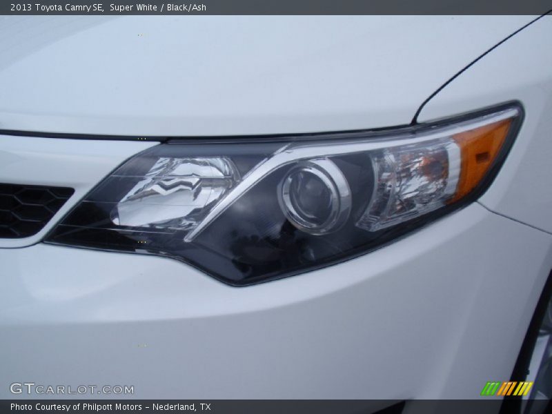 Super White / Black/Ash 2013 Toyota Camry SE