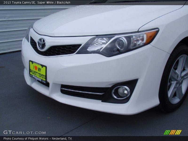 Super White / Black/Ash 2013 Toyota Camry SE