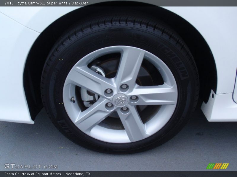 Super White / Black/Ash 2013 Toyota Camry SE
