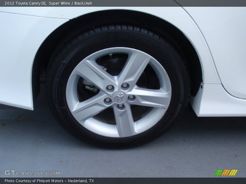 Super White / Black/Ash 2013 Toyota Camry SE