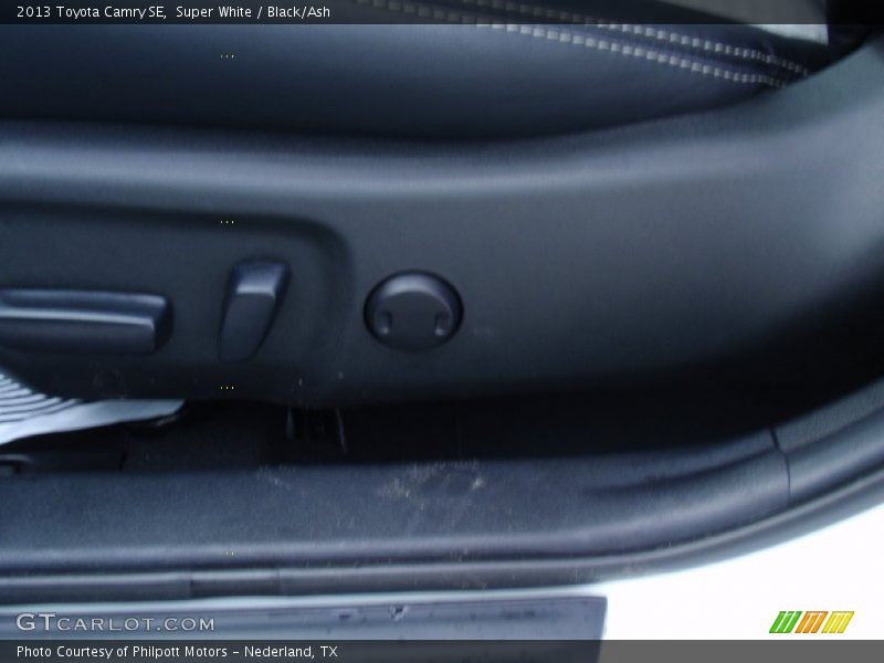 Super White / Black/Ash 2013 Toyota Camry SE