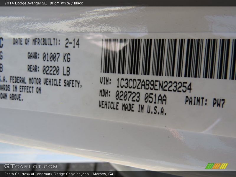 Bright White / Black 2014 Dodge Avenger SE