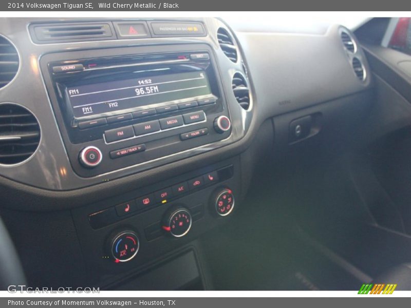 Wild Cherry Metallic / Black 2014 Volkswagen Tiguan SE