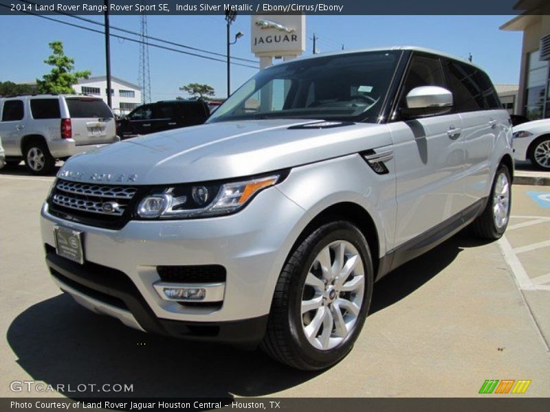 Front 3/4 View of 2014 Range Rover Sport SE