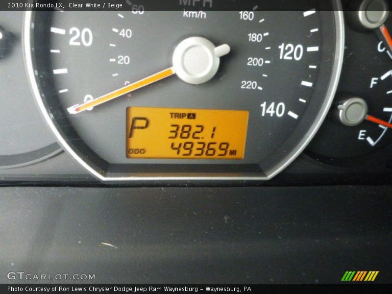 Clear White / Beige 2010 Kia Rondo LX