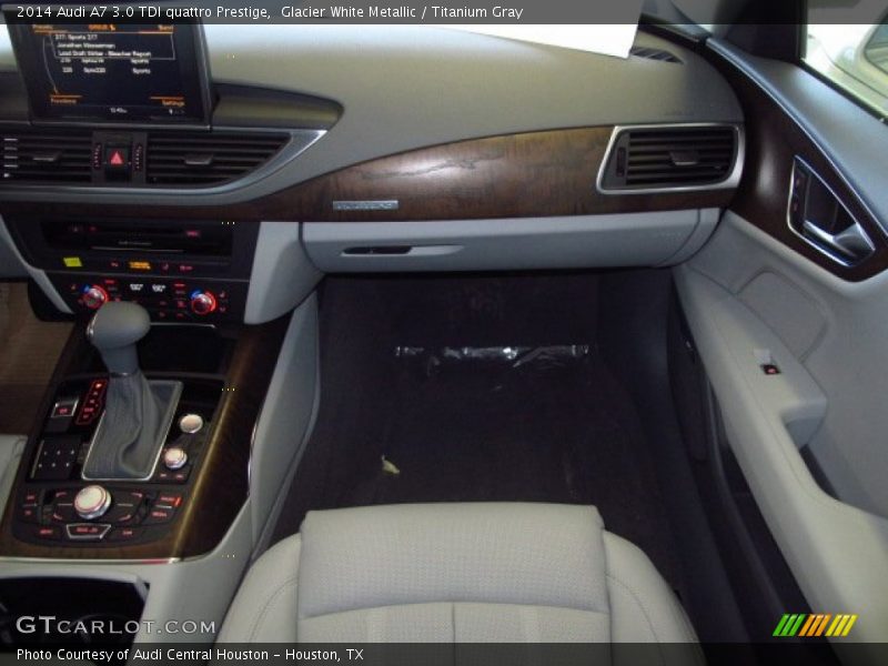 Dashboard of 2014 A7 3.0 TDI quattro Prestige