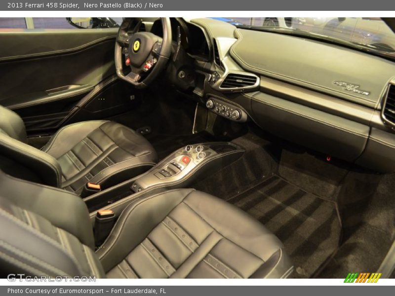  2013 458 Spider Nero Interior