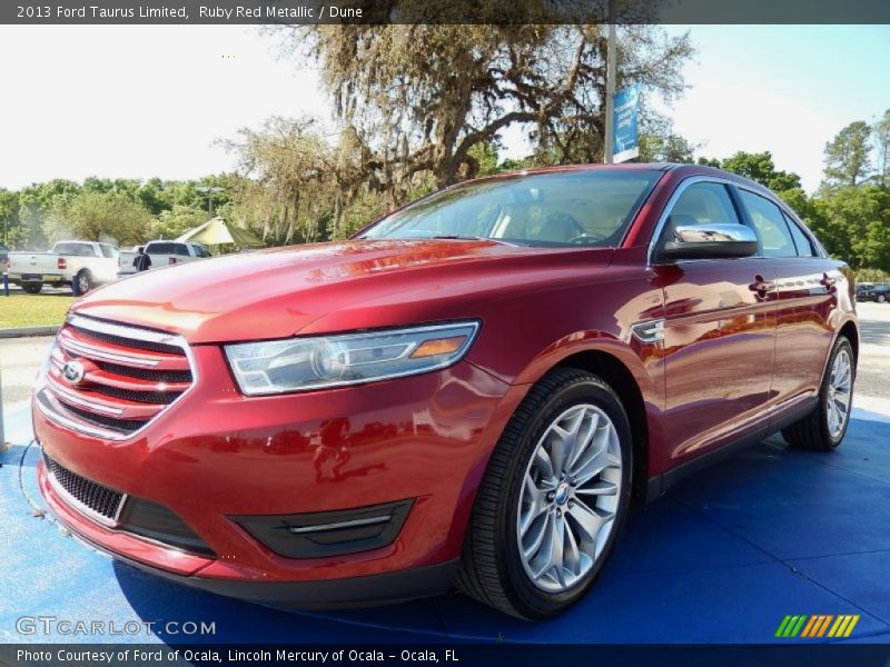 Front 3/4 View of 2013 Taurus Limited