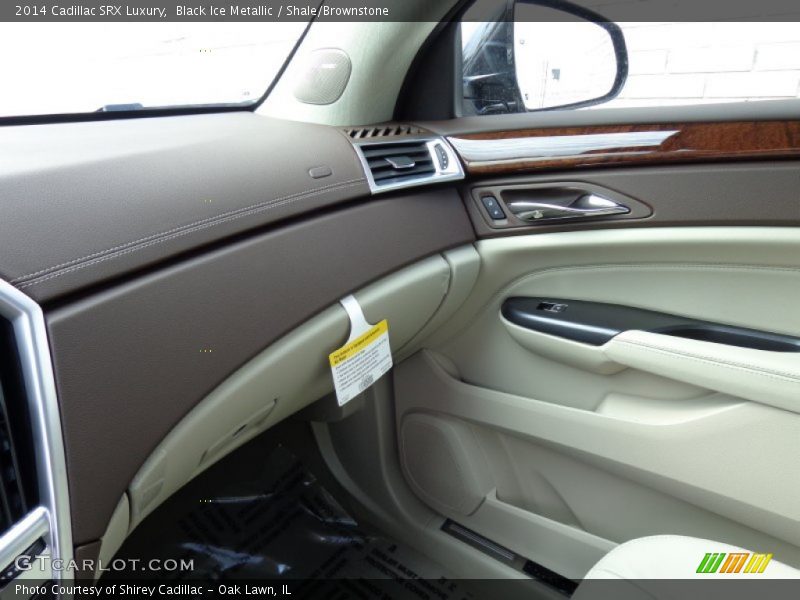 Dashboard of 2014 SRX Luxury