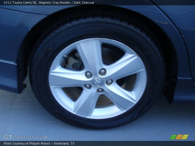Magnetic Gray Metallic / Dark Charcoal 2011 Toyota Camry SE