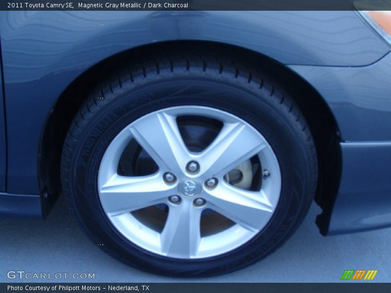 Magnetic Gray Metallic / Dark Charcoal 2011 Toyota Camry SE
